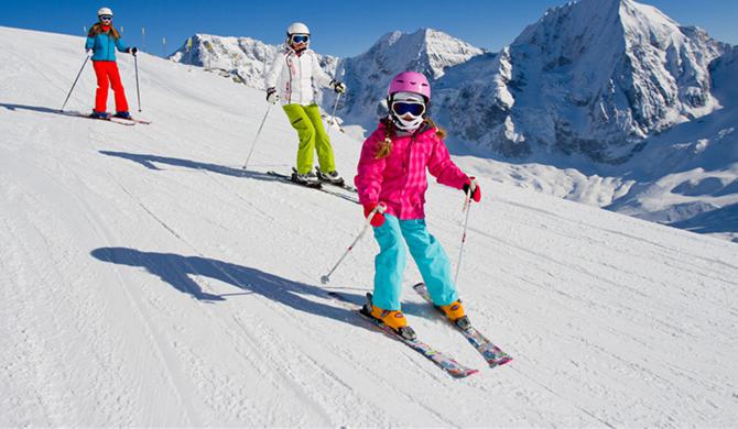 Wie man Kinder zum Skifahren bringt - nützliche Tipps