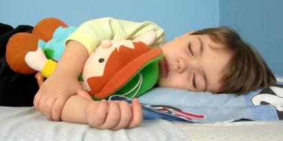Wie kann man ein Kind ohne Tränen einschlafen? Gibt es einen Weg?