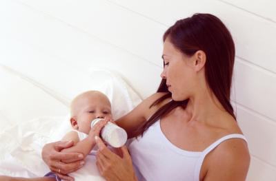 Warum regurgitieren Babys nach der Fütterung?