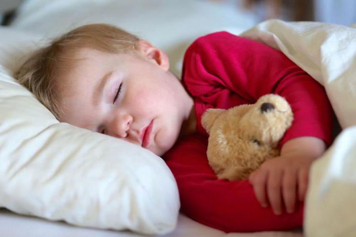 warum schwitzt das Kind während des Schlafens 1 Jahr