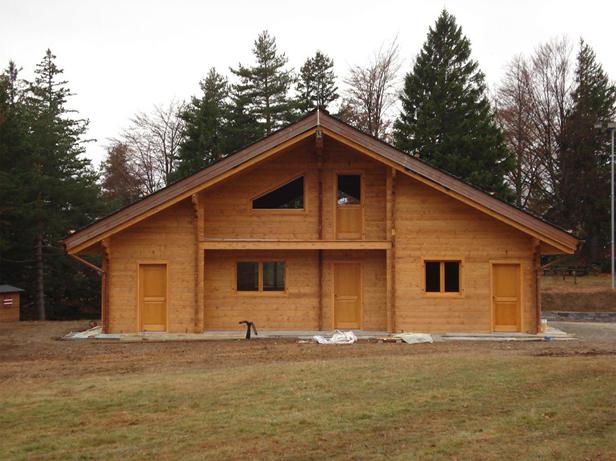 Ummantelung des Hauses mit Blockhaus. Blockhaus unter dem Baumstamm