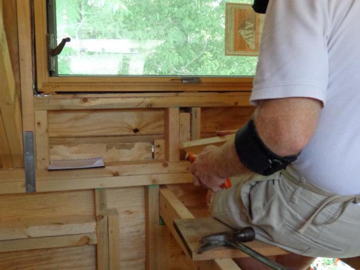 Fertigstellung von Fensterabhängen in einem Holzhaus