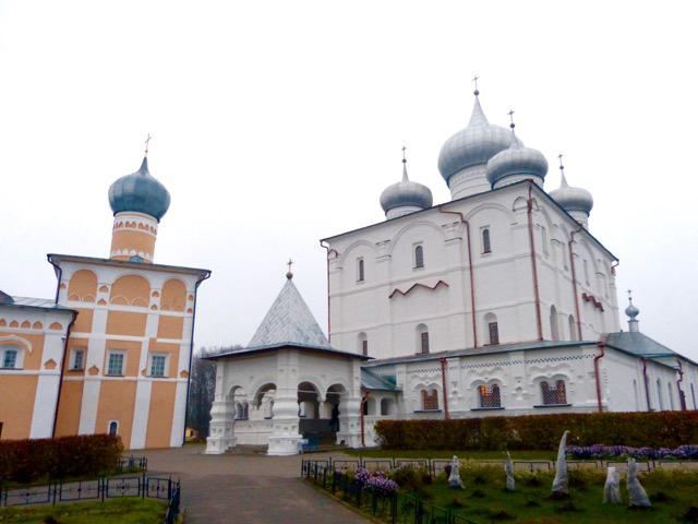 Das Kloster Varlaamo-Khutynsky 