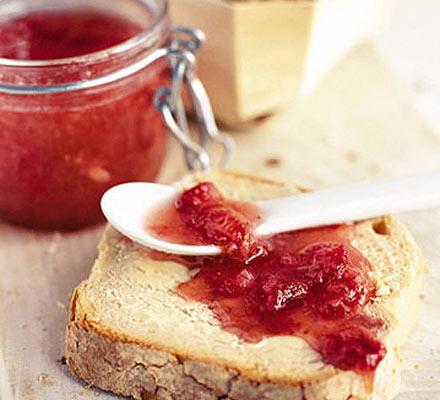 Wir bereiten eine Confiture von Erdbeeren vor: ein Rezept für klassische und sortierte