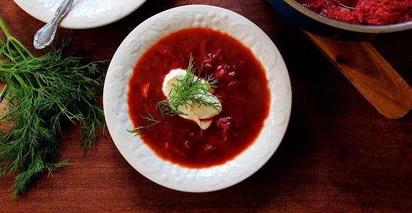 Einen köstlichen Borscht für den Winter mit Kohl kochen