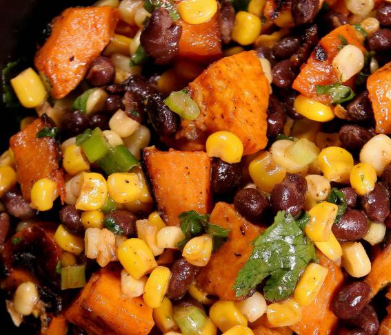 Wir kochen zusammen einen Salat mit Bohnen und Schinken und Croutons