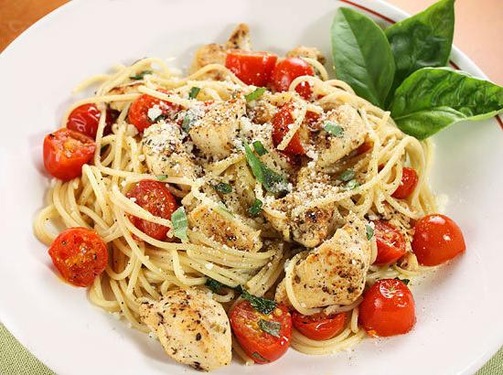 Italienische Pasta: ein Rezept mit Hühnchen, Champignons und Sahne sowie eine Diät mit Tomaten und Basilikum