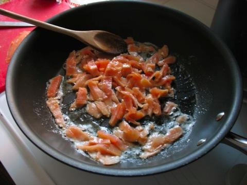 Wie wird Pasta mit Lachs in Sahnesauce hergestellt?