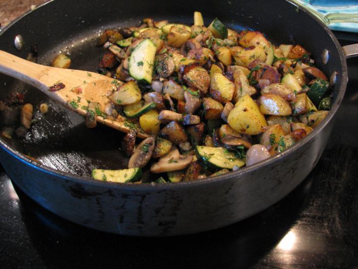 Wie man eine ölige Motte mit einer Kartoffel brät - kochend und dienend