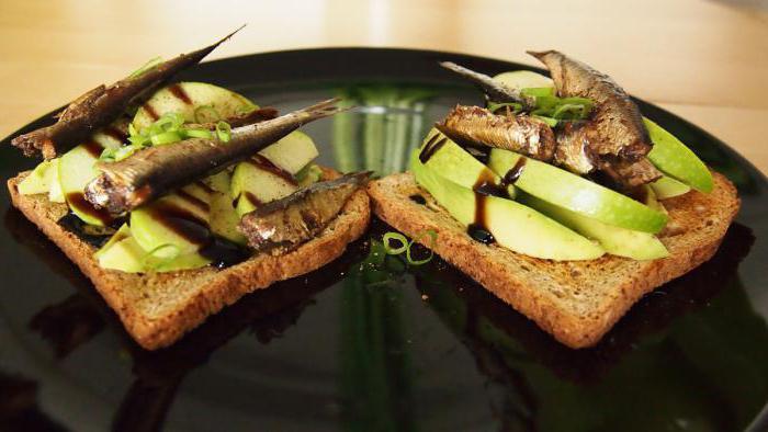 wie man Sandwiches mit Sprotten und Gurken kocht