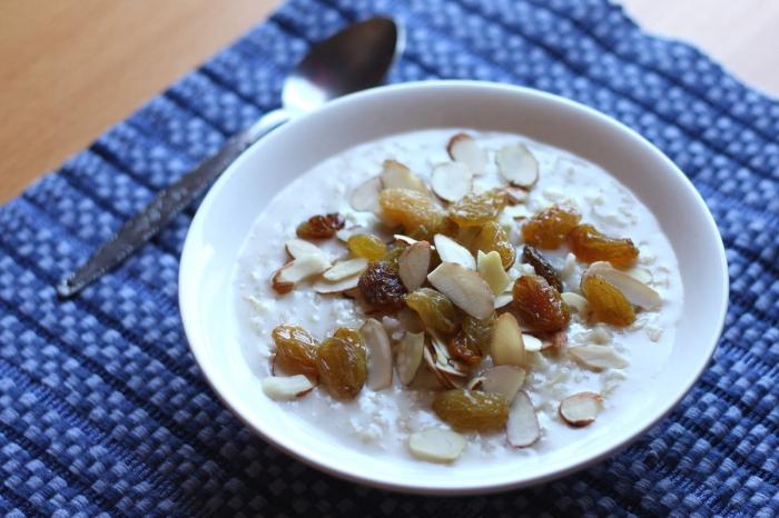 Wie man Reisbrei auf Milch mit Nüssen und getrockneten Früchten kocht?