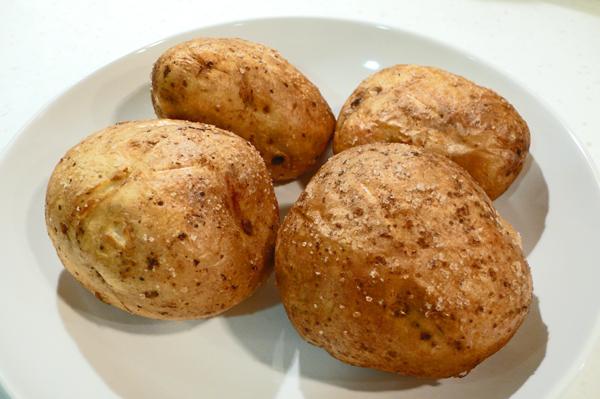 gebackene Kartoffeln in Uniform im Ofen