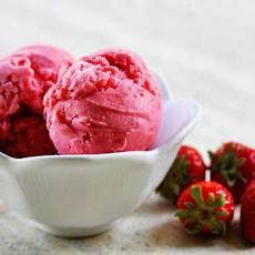 Erdbeeren mit Zucker. Freeze Sorbet selbst