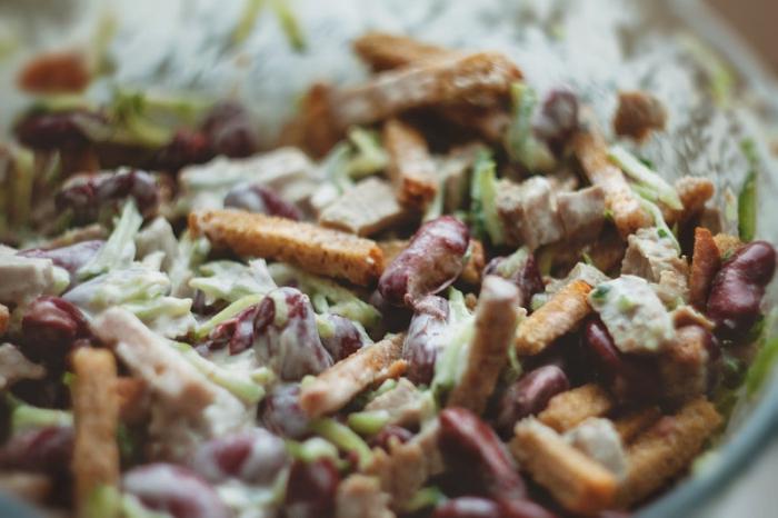 Rote Bohnen. Rezept für mexikanische Küche und ein einfacher Salat