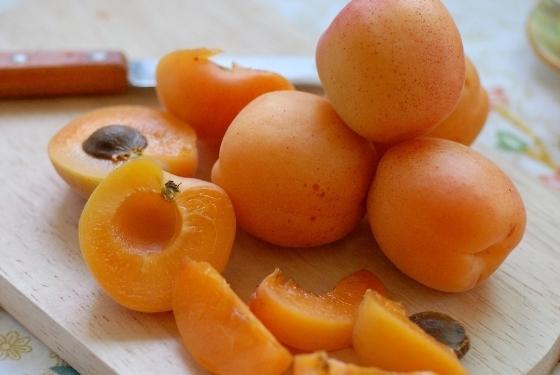 Ist es möglich, Kompott aus Aprikosen für den Winter ohne Sterilisation zuzubereiten? Verwenden Sie eine von zwei Methoden