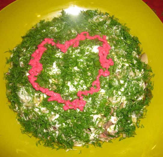 Salat mit Rindfleisch Herz und gesalzener Gurke 