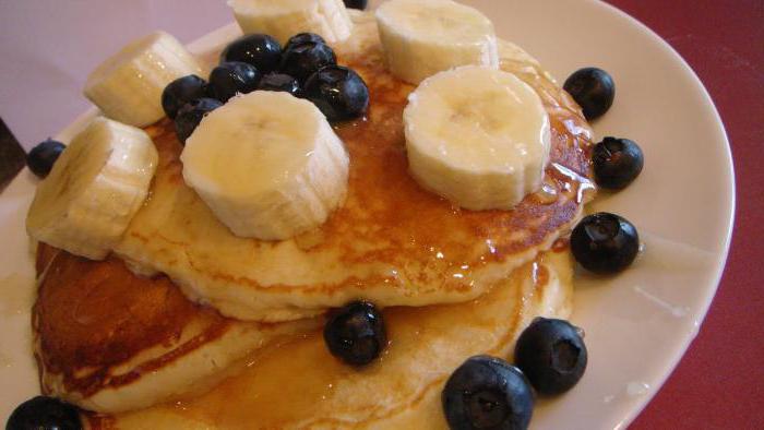 üppige Pfannkuchen mit Kefir ohne Eier und Äpfel