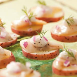 Festliche Canapés mit Hering für eine Cocktailparty und Bankett