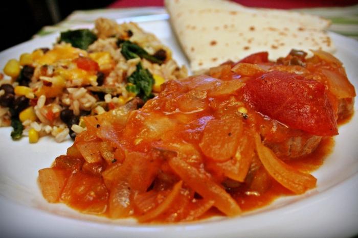 Tomaten mit Zwiebeln für den Winter schneiden