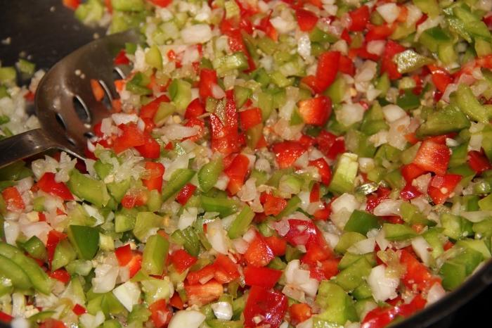 Tomaten mit Zwiebeln schneiden. Wir schließen das Beste für den Winter!