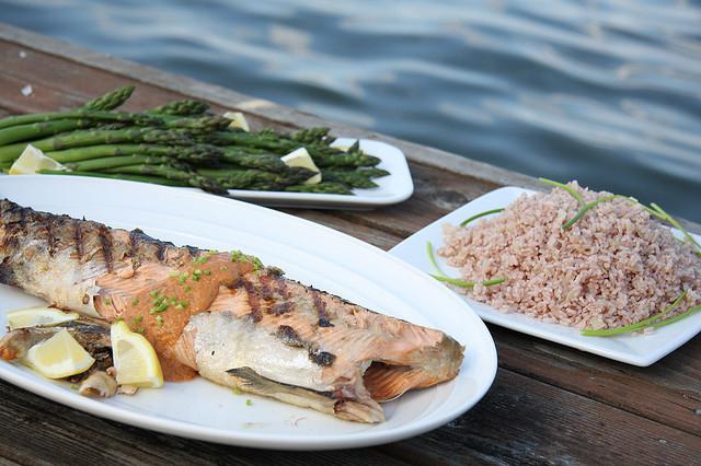 Salat vom rosafarbenen Lachs. Kalte Räucherlachs Salat