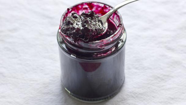 Johannisbeere mit Zucker verdreht - lecker und nützlich