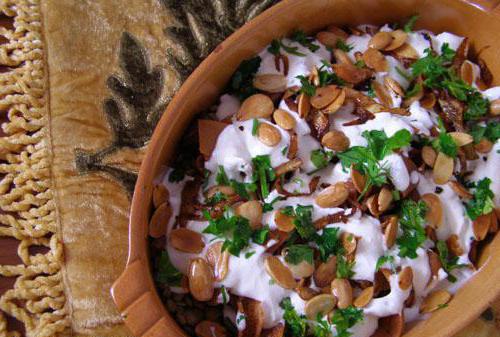 Tischdekoration: Aubergine und Eiersalat mit Mayonnaise