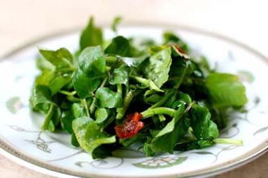 Gesundes Essen - ein Rezept für Brunnenkressesalat