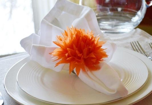 Wie man mit eigenen Händen eine Blume aus Stoff und Papier herstellt, interessante Ideen für Strickerinnen