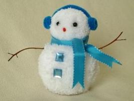 Kleine Geschenke mit eigenen Händen - ein Schneemann aus Faden