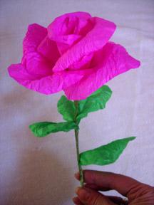 Eine zarte und helle Blume aus Wellpappe. Mit unseren eigenen Händen werden wir eine Gerbera und eine Rose machen