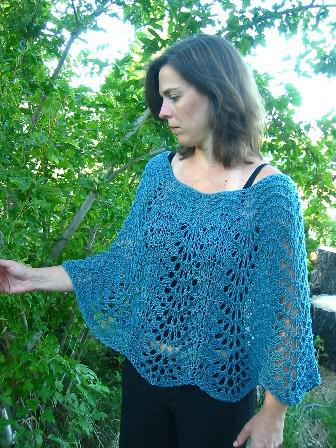 Strickponcho mit Stricknadeln: schön, warm, stylisch