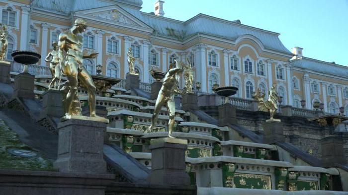 Hallen eines großen Palastes im Peterhof