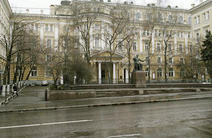 Wörter auf dem Denkmal zu Tschaikowsky in Moskau