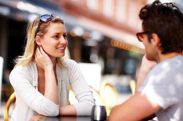 wie man sich mit einem Mädchen in einem Café benimmt 