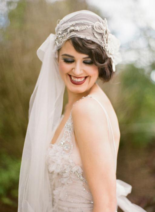 Schöne Frisuren für eine Hochzeit auf Mittelhaar: ein Foto