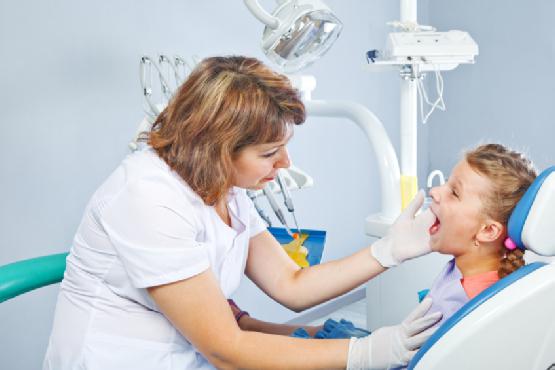 Was Eltern beachten sollten, wenn ein Baby Zahnschmerzen hat